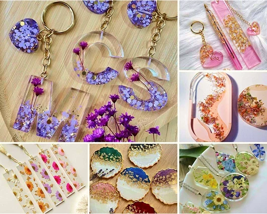 Collage de accesorios en resina con llaveros, dijes y piezas decorativas